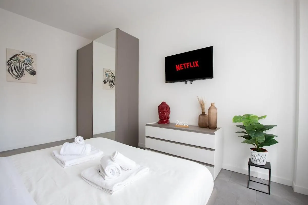 15 Minutes From City Center & Metro 2 Minutes Apartment